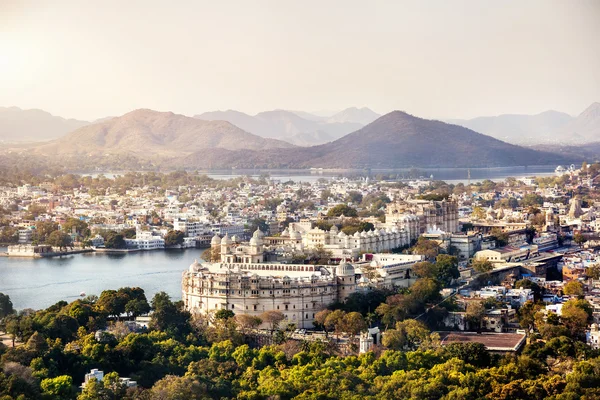 Lago Pichola e Palácio da Cidade na Índia — Fotografia de Stock