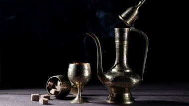 Metal saksı ve Fas çay ve siyah bacground dumana Kupası