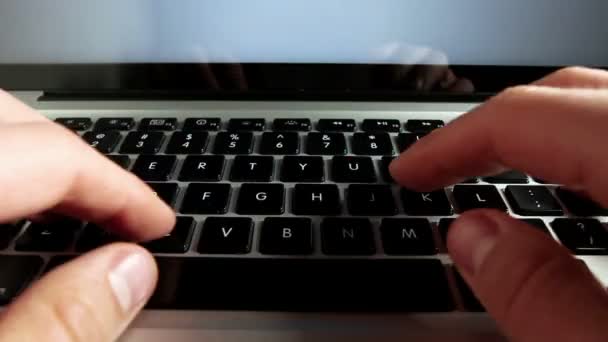कार्यालय कार्यकर्ता कीबोर्ड पर टाइप कर रहा है — स्टॉक वीडियो