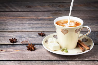 Baharat ile Hint Masala süt çay