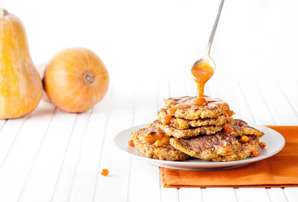 Frittelle di zucca sul tavolo bianco — Foto Stock