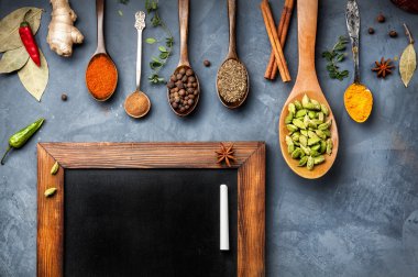 Blackboard yakınındaki çeşitli baharatlar