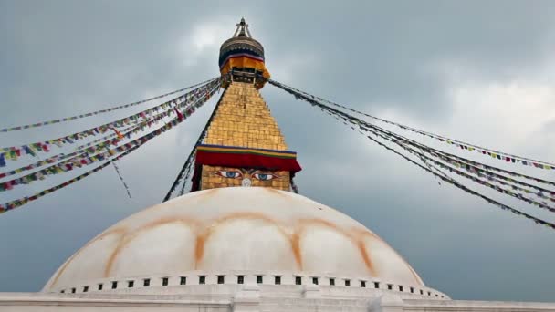 Bodhnath stupa con banderas de oración — Vídeo de stock