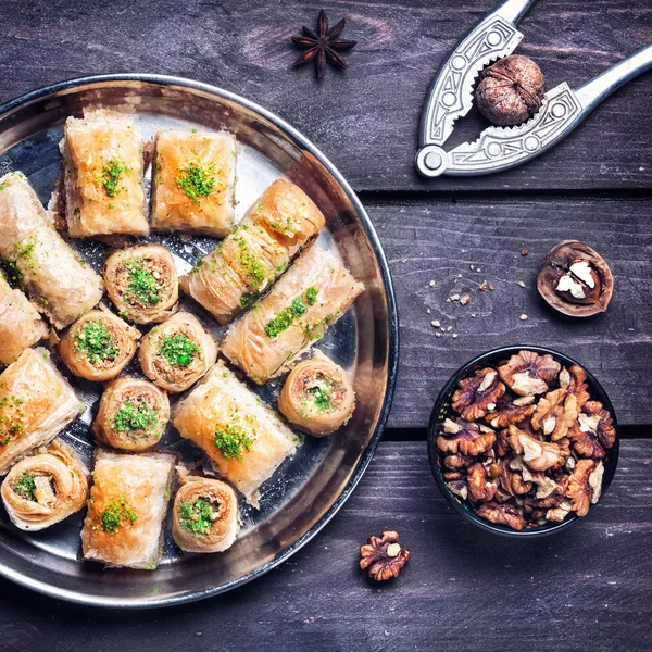 Turco deleita baklava en mesa de madera —  Fotos de Stock