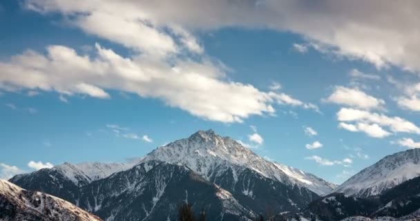 Nubes en la cumbre de la montaña — Vídeo de stock