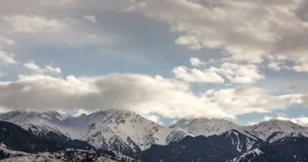 Nubes en la cumbre de la montaña — Vídeo de stock