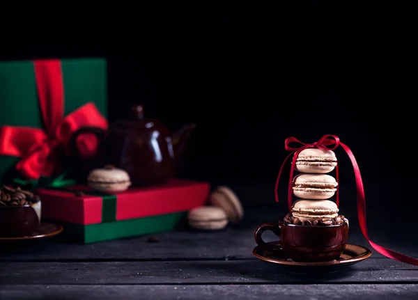 Französische Macarons und Kaffee zu Weihnachten — Stockfoto