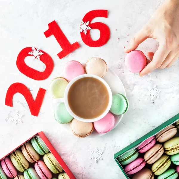 Macarons franceses coloridos no tempo do ano novo — Fotografia de Stock
