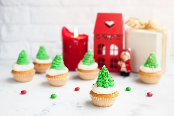 Yeşil ağaç cupcakes Noel — Stok fotoğraf