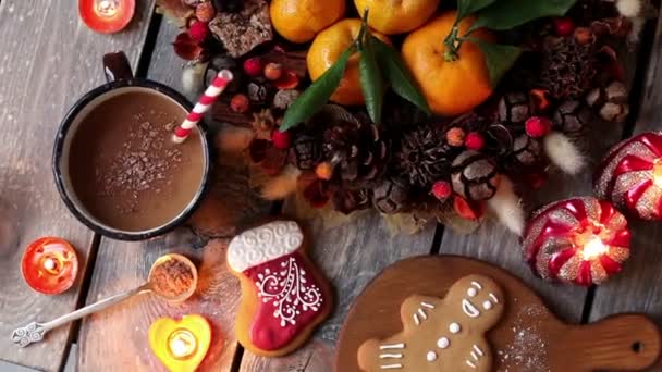 Galletas de jengibre caseras de Navidad en mesa de madera — Vídeo de stock