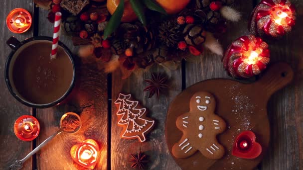 Galletas de jengibre caseras de Navidad en mesa de madera — Vídeos de Stock