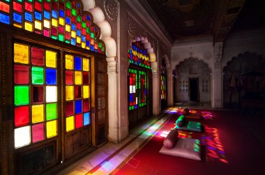 Renkli mozaik pencere ve kapı Rajasthan