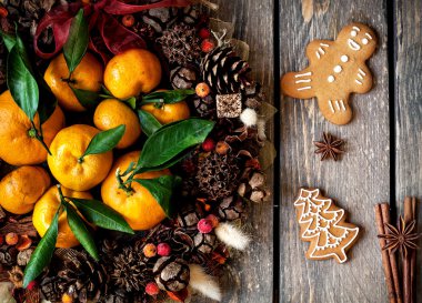 Noel çelenk ev yapımı gingerbread çerezleri ve baharatlar