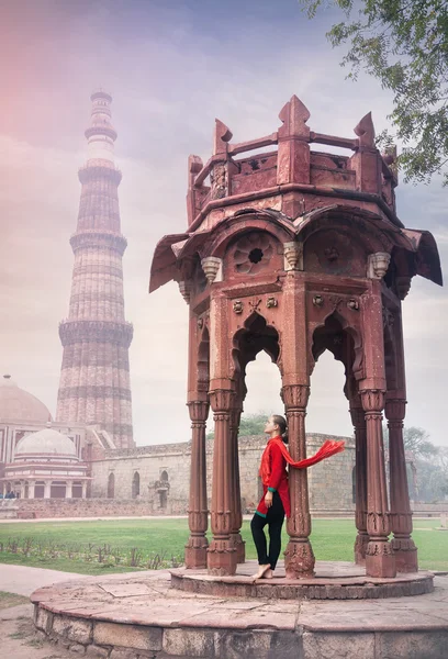 Frau in roter Jacke in der Nähe des Minar-Komplexes — Stockfoto