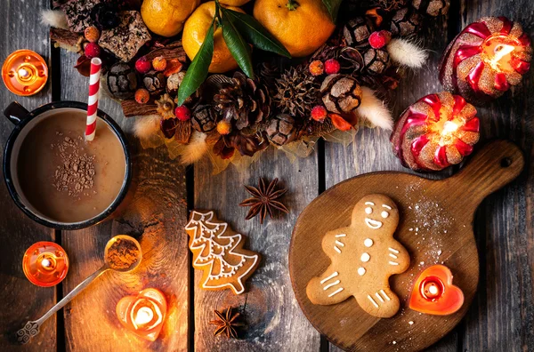Різдвяне домашнє імбирне печиво на дерев'яному столі — стокове фото