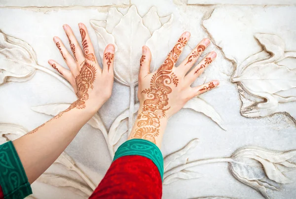 Mujer manos en la pintura de henna en la India — Foto de Stock