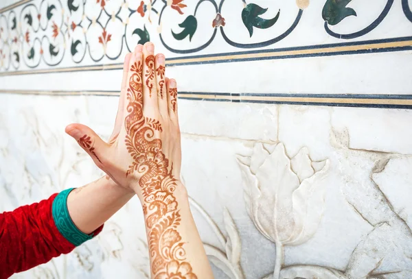 Руки женщины в намасте в Индии — стоковое фото
