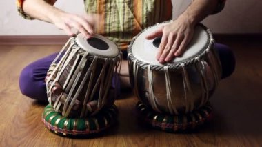 Adam Hintli tabla davul çalma