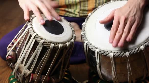 Человек, играющий на индийских барабанах — стоковое видео