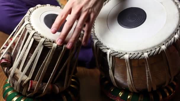 Hombre afinando en la tabla india tambores — Vídeo de stock