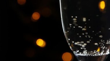 Siyah arka planda bir bardak şampanya.