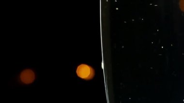 Siyah arka planda bir bardak şampanya.