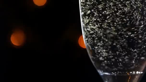 Бокал шампанского на черном фоне — стоковое видео