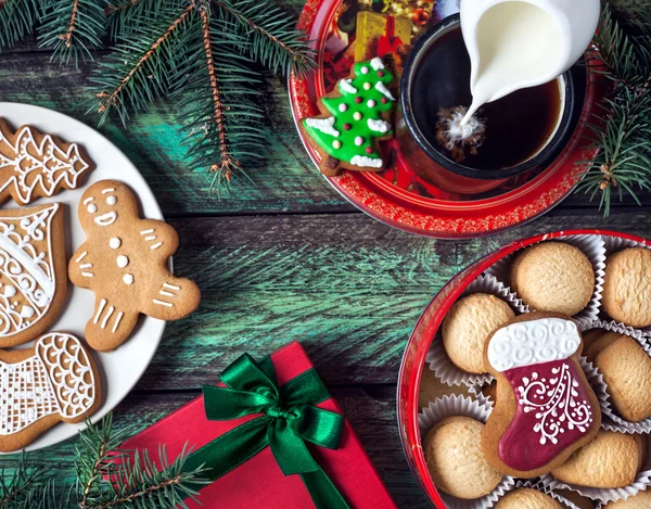 Biscuits de Noël, café et cadeau — Photo