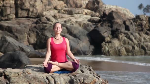 Yoga op het strand — Stockvideo
