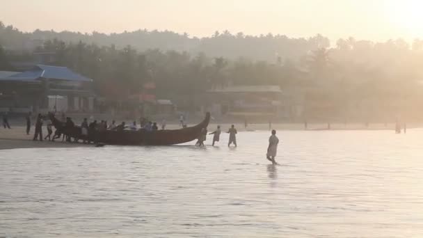 Pescadores indianos em silhueta ao nascer do sol — Vídeo de Stock