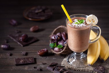 Hindistan cevizi sütü ile Çikolatalı muz smoothie 