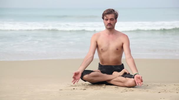 Yoga op het strand — Stockvideo