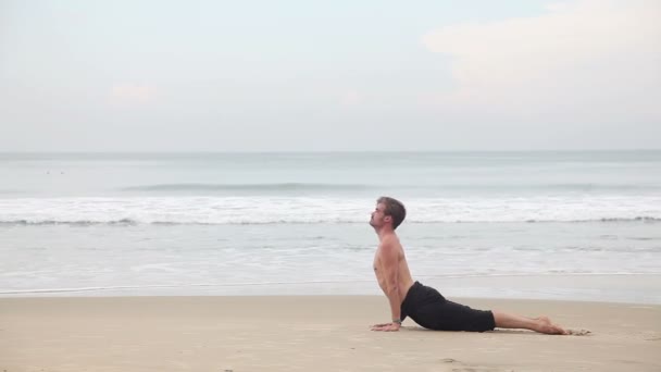 海滩上的瑜伽 — 图库视频影像