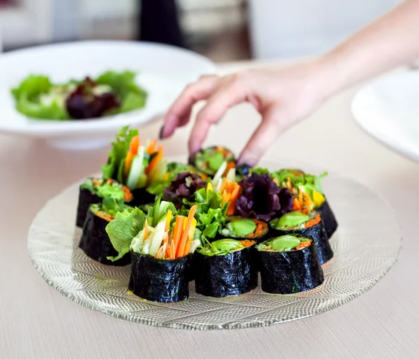 Rolos de sushi vegan cru com legumes — Fotografia de Stock