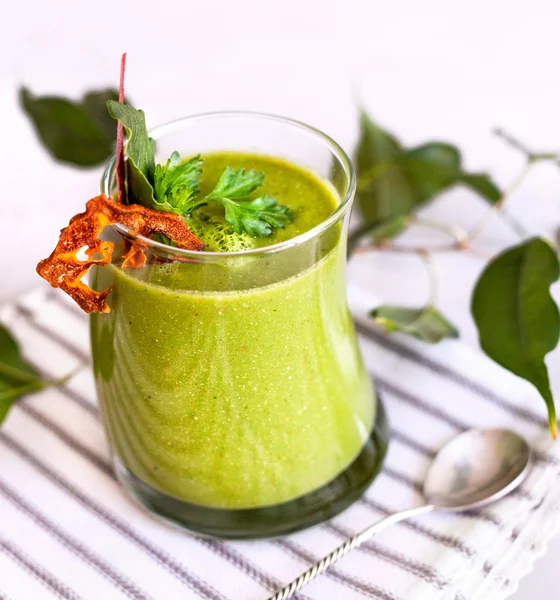 Batido de desintoxicación verde de cerca — Foto de Stock