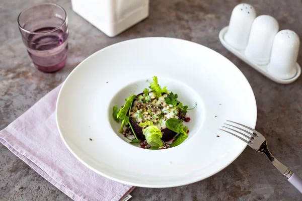 Ensalada vegana cruda saludable en el restaurante — Foto de Stock