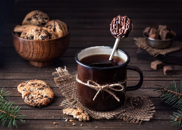 Ízletes fánk kanál és csokoládé cookie-k — Stock Fotó