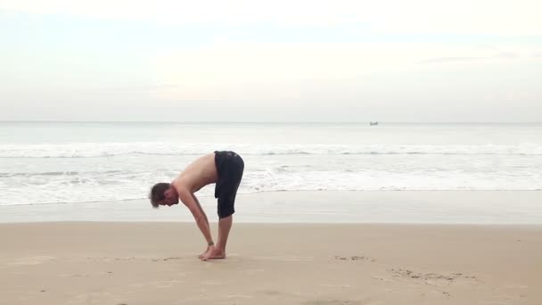 Yoga på stranden — Stockvideo