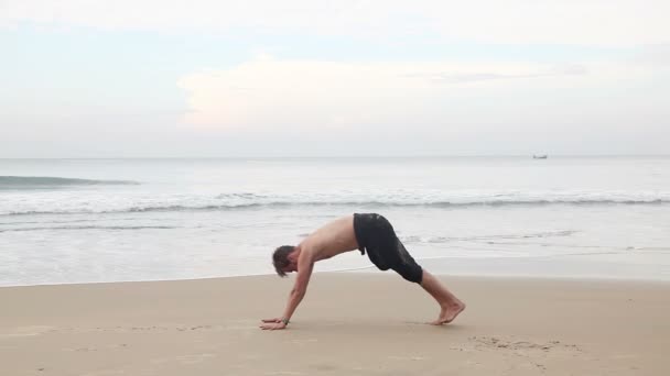 Sahilde yoga. — Stok video