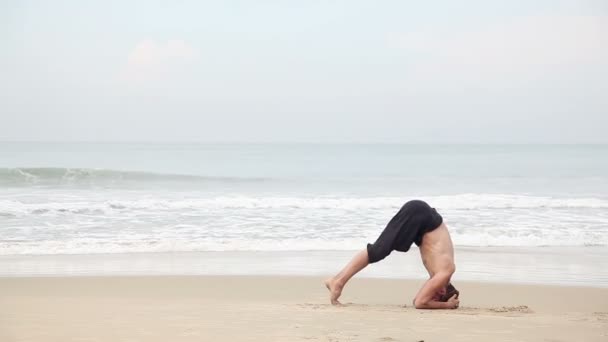 Йога на пляже — стоковое видео