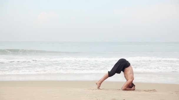 Yoga op het strand — Stockvideo