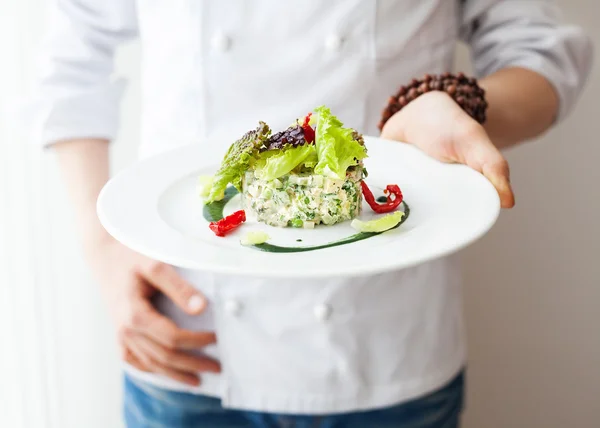 Ensalada vegana cruda saludable en el restaurante — Foto de Stock