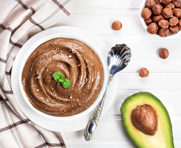 Veganer Schokopudding aus Avocado- und Haselmilch — Stockfoto