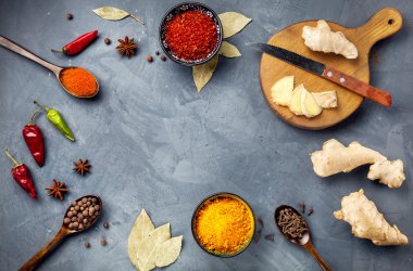 Baharat taş üzerinde arka plan gri