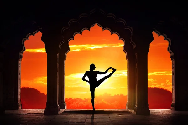 Silhouette di yoga nel tempio — Foto Stock