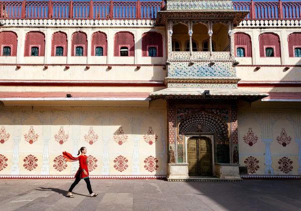 Femme au palais de la ville de Jaipur — Photo