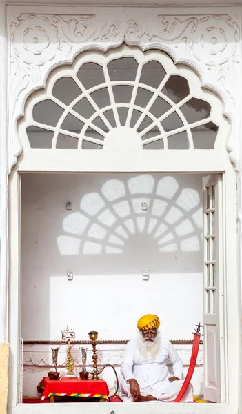 Vieil homme avec barbe dans le fort de Mehrangarh — Photo