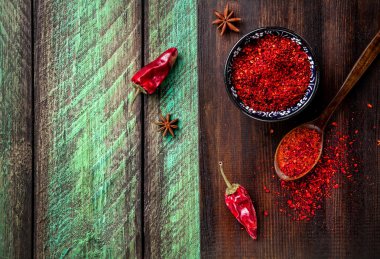 ahşap zemin üzerine kırmızı biber