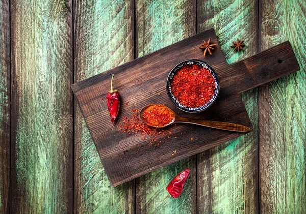 Chili rojo sobre fondo de madera — Foto de Stock