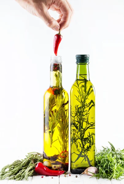 Olio fatto in casa con erbe — Foto Stock